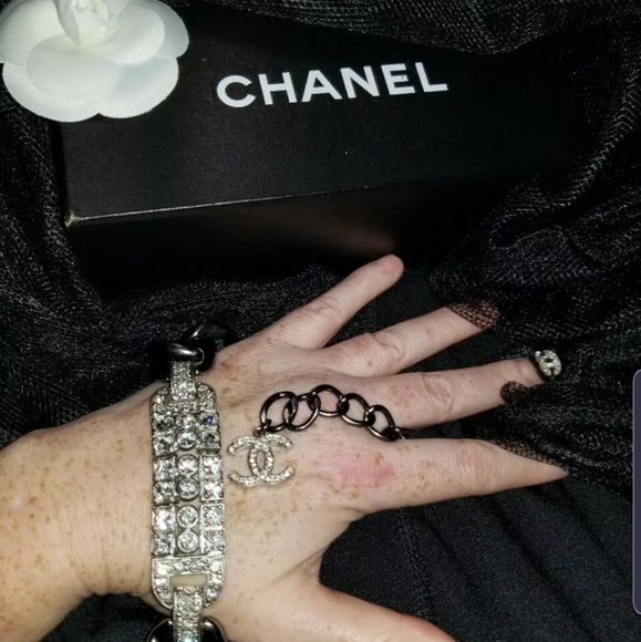 COPY - Chanel choker necklace NwT. - Picture 3 of 7